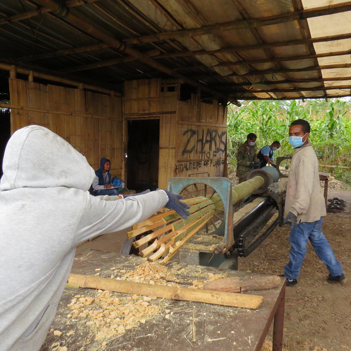 Local processing<br><br>ITTO is enhancing the efficient and sustainable use of bamboos in Indonesia through capacity building provided under project PD 600/11 Rev.1 (I).<br>
<br>
<em>Photo T. Yanuariadi/ITTO</em>