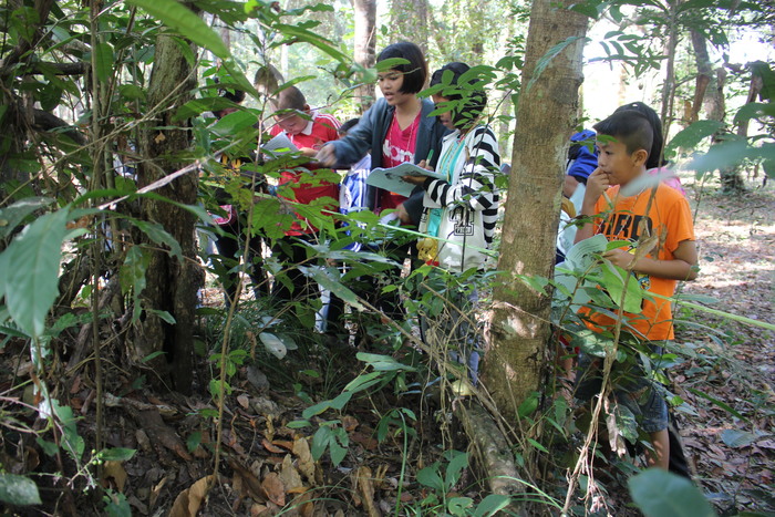 Raising awareness<br><br>Thai children learn about the importance of biodiversity conservation in the Emerald Triangle Protected Forest Complex as part of ITTO project PD 577/10 Rev.1 (F).<br>
<br>
<em>Photo: Royal Forestry Department</em>