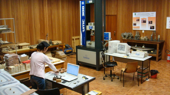 Adding value to woodflooring<br><br><p>A researcher in Brazil works with wood samples of lesser-used species as part of activities conducted under ITTO project PD 433/06 Rev.3 (I) aimed at adding value to the woodflooring value chain and improving the management of Amazonian forests.<br>
<br>
<em>Photo: R. Carrillo/ITTO</em></p>