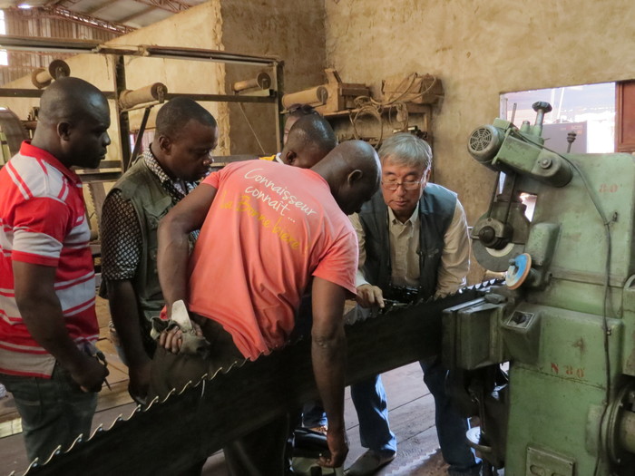 Improving production processes<br><br>ITTO project PD 700/13 Rev.2 (I), Phase 1, has provided in-house training to mills in Côte d’Ivoire with the aim of improving the quality of timber products for intra-African trade.<br>
<br>
<em>Photo: T. Yanuariadi/ITTO</em>