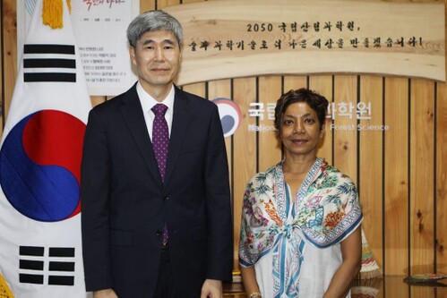 ITTO Executive Director Sheam Satkuru and NIFS President Jaesoo Bae meet to discuss opportunities for cooperation. Photo: NIFS